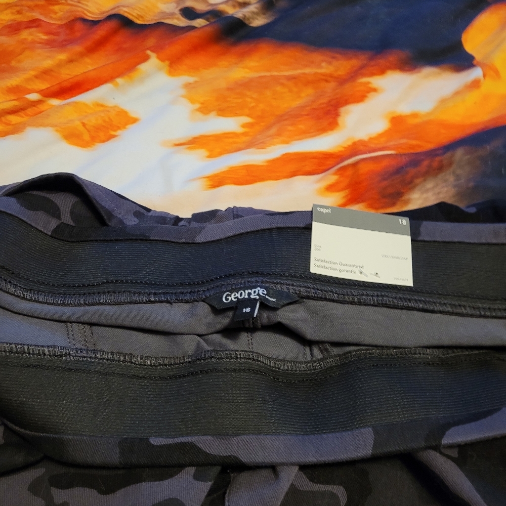 Ladies black camo capris